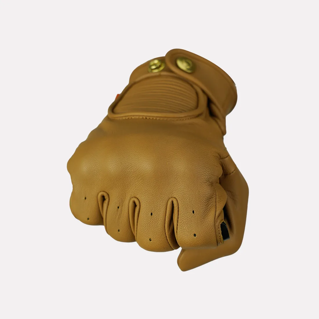 Găng tay Hedon Crafted Hands màu cát trong bối cảnh lái xe